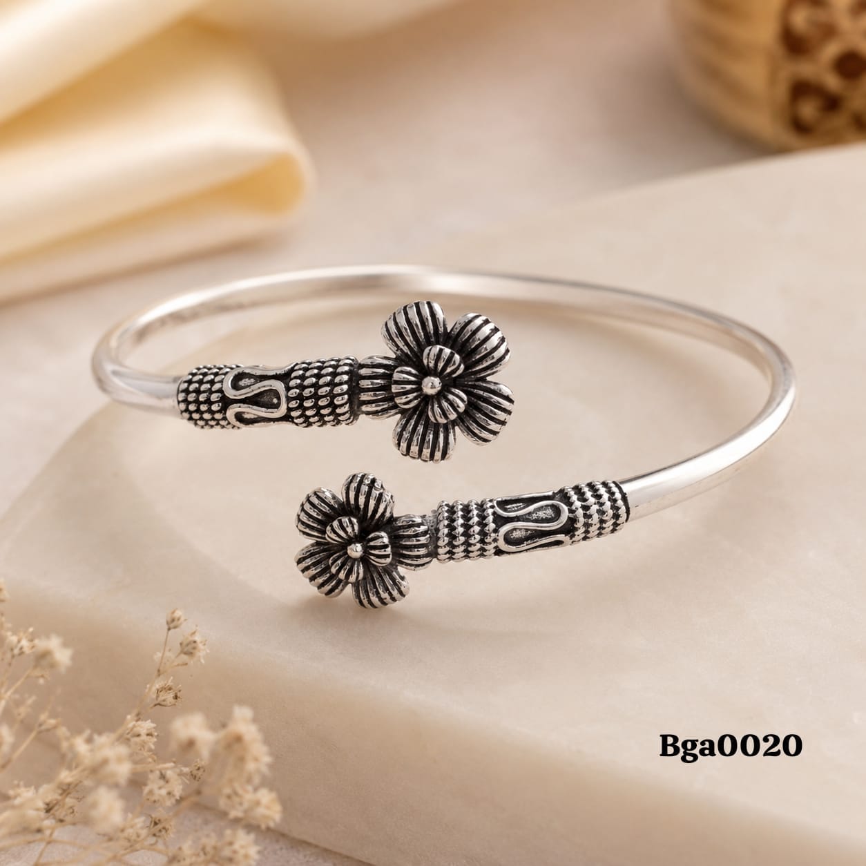 Detailed Floral Motif Kada