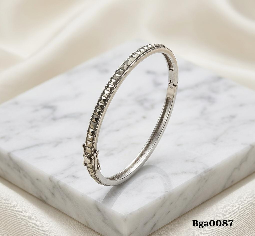 Geometric Pattern Hinged Bangle
