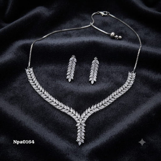 Elegant Stone-Studded Leaf Pattern Necklace Set