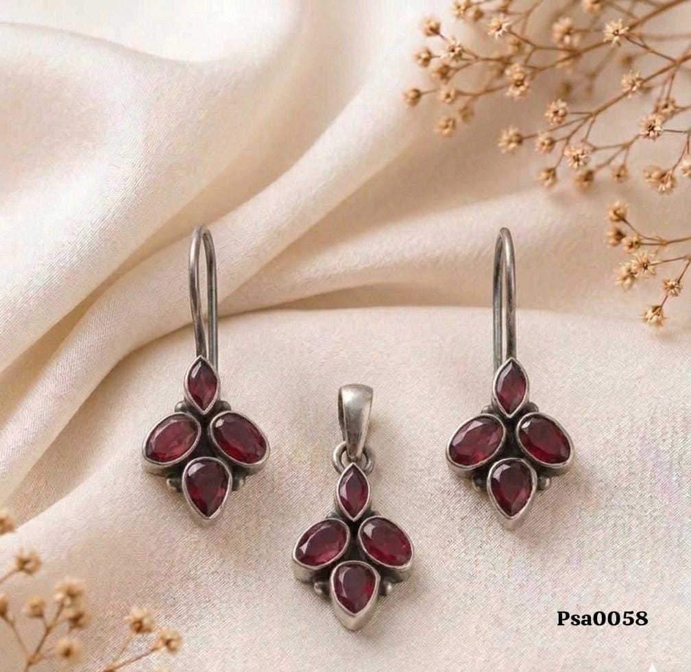 Garnet Teardrop Leaf Oxidized Silver Pendant Set