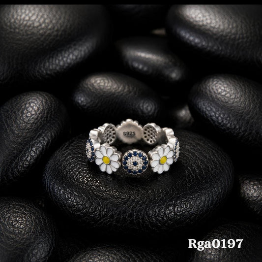 Daisy and Circular Accent Band