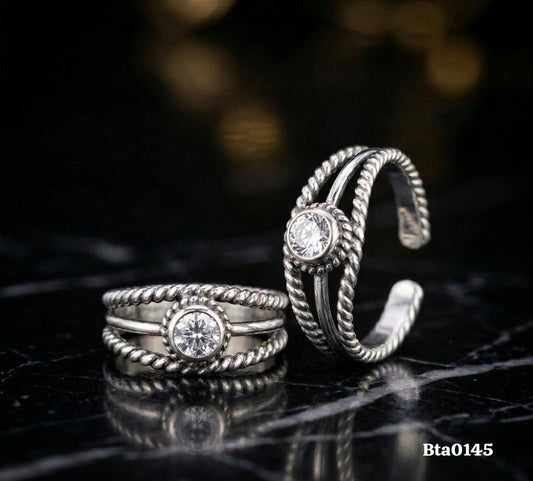 Twisted Rope-Style Band Toe Rings - Clear Stone