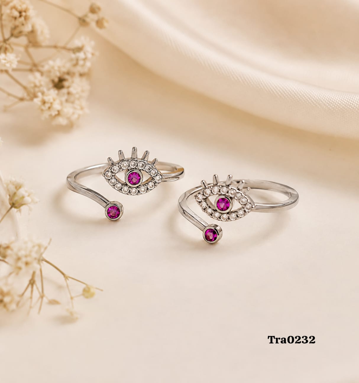 An eye-shaped centerpieceSilver Toe Rings