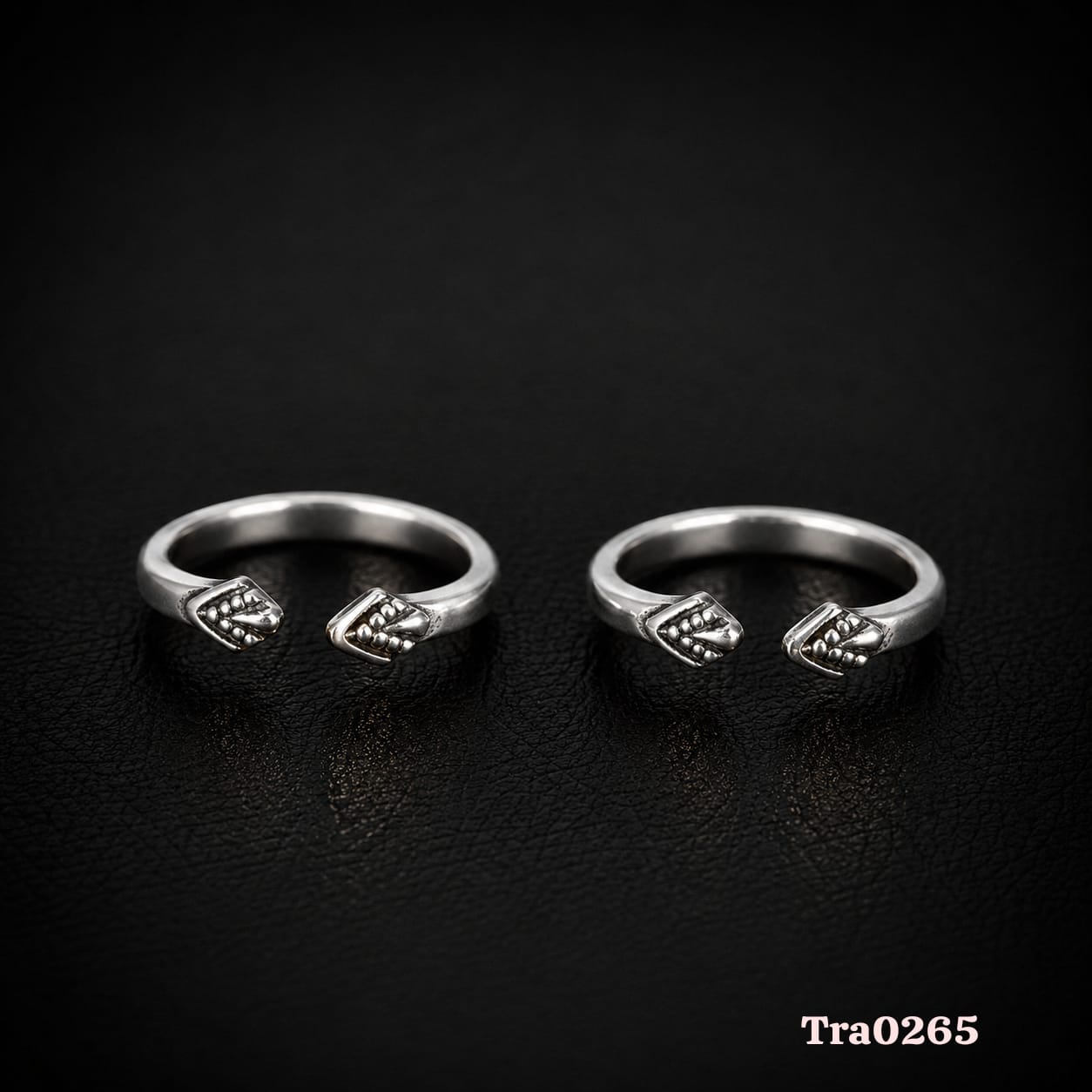 Leaf-like or seed-like motifs Silver Toe Rings