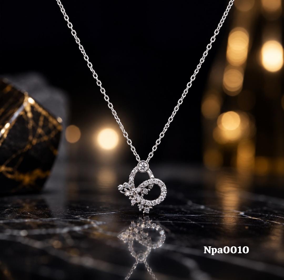 Elegant Decorative Pendant Necklace