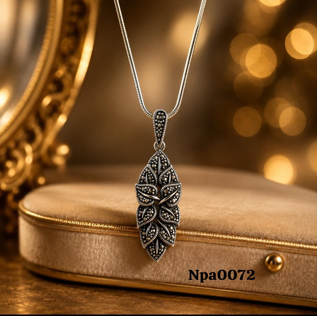 Elegant Leaf Pendant Necklace