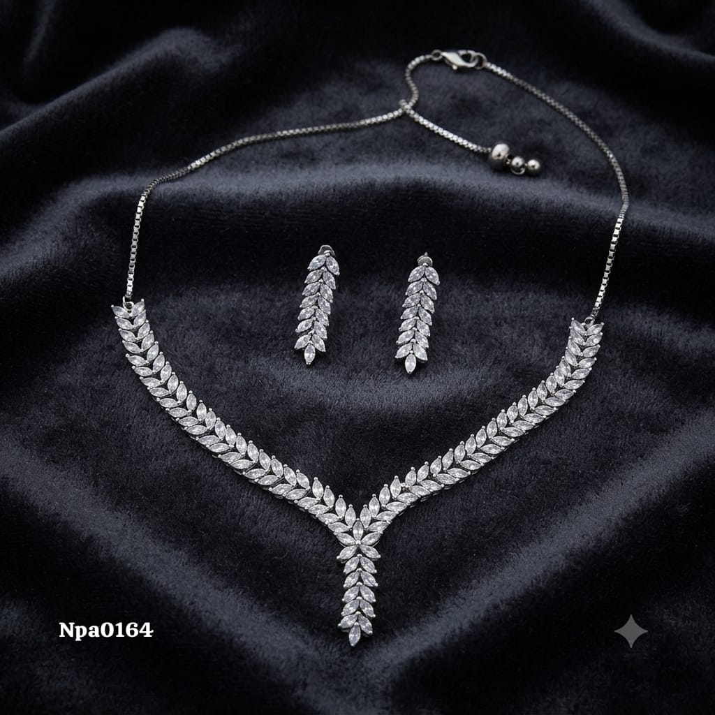 Elegant Stone-Studded Leaf Pattern Necklace Set