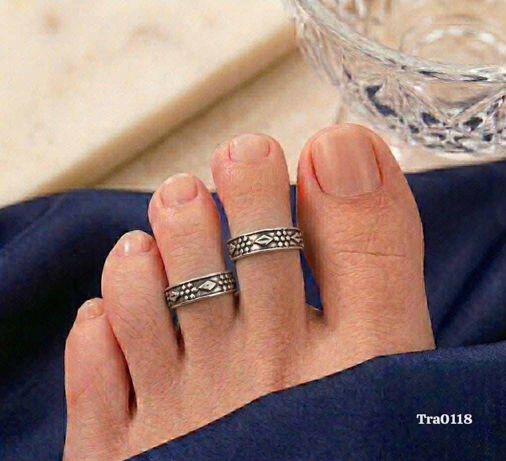 Oxidized Silver Toe Rings - Diamond & Dot Cluster Band
