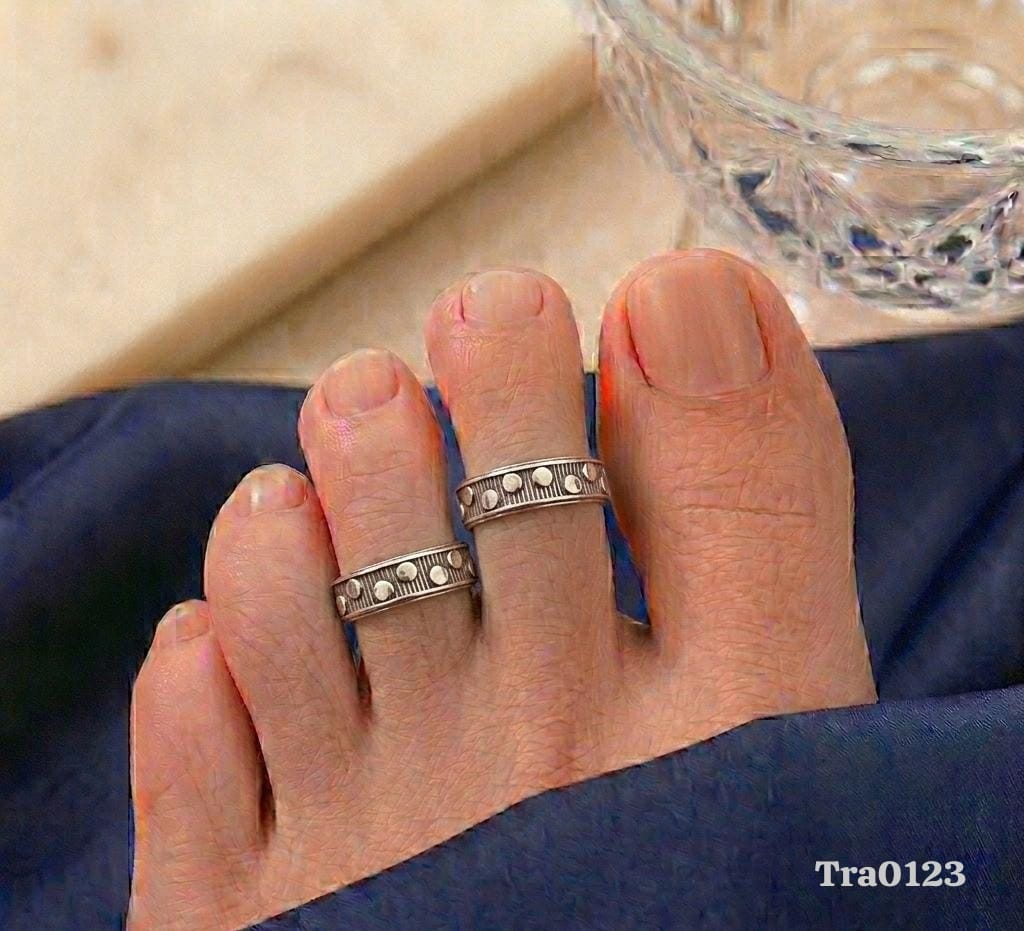 Oxidized band Silver Toe Rings with wavy pattern lined with small dots