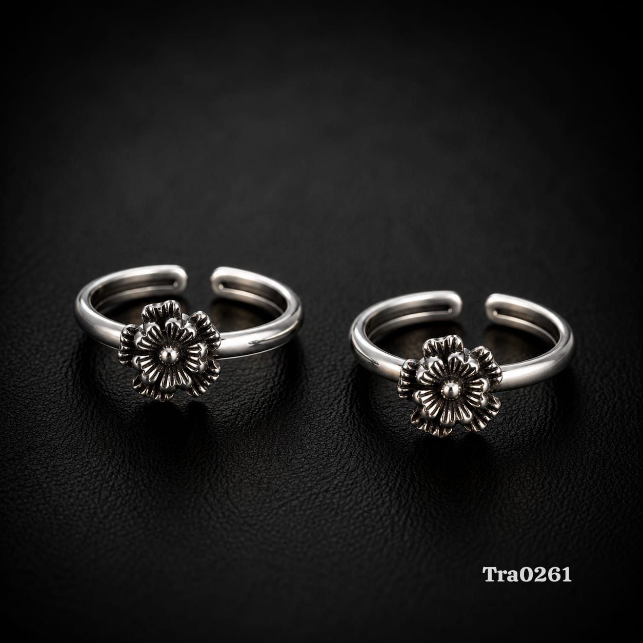 flower-shaped centerpiece Silver Toe Rings